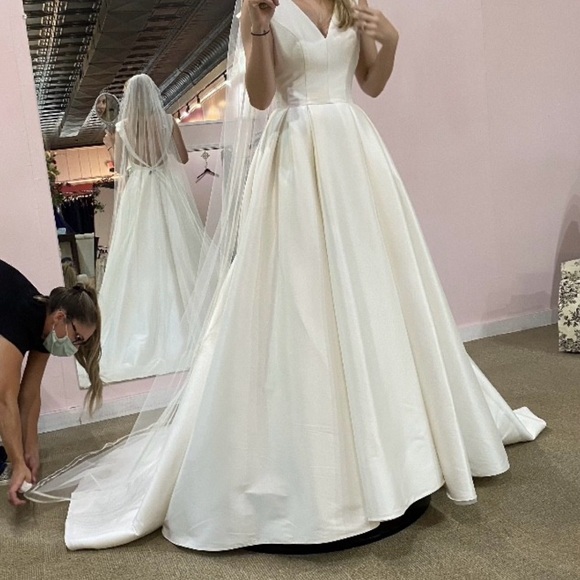 Never worn Ivory V-Neck Ball Gown Wedding Dress
